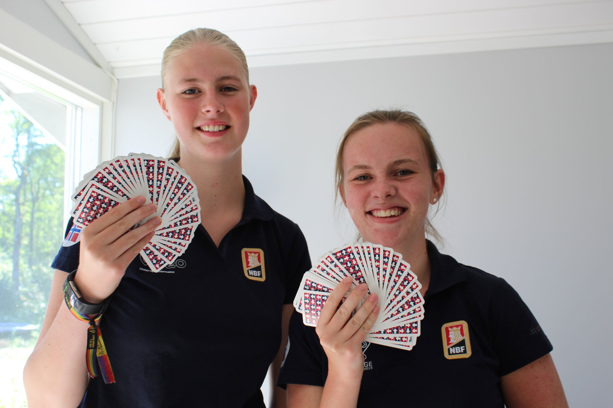 Agnethe og Sofie utgir nybegynnerbok i bridge!