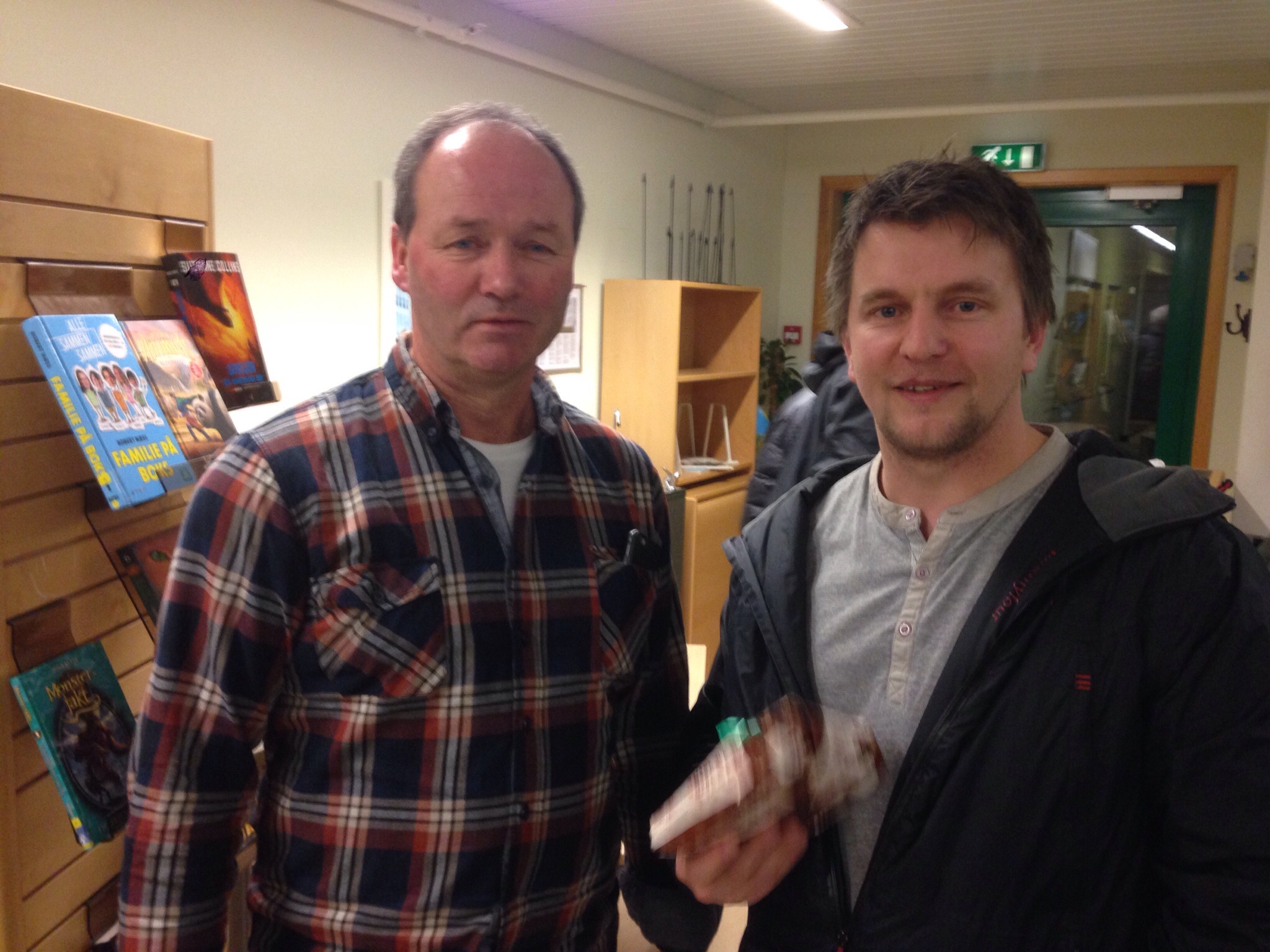 Suveren siger til Sverre og Sjur på juleavslutninga. 